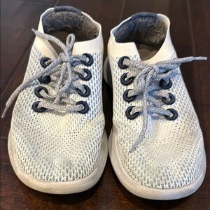 Allbirds men’s shoes in white and blue. Tree dasher style size 11.
